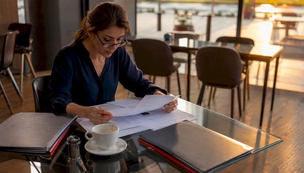 Profissional analisando documentos antes de arquivar digitalmente