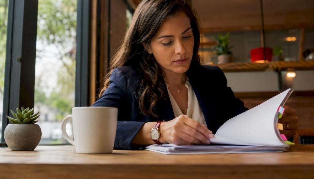 Especialista analisando documentos corporativos
