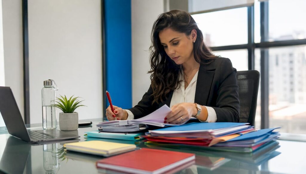 Profissional de RH organizando a documentação para desligamento de colaboradores.