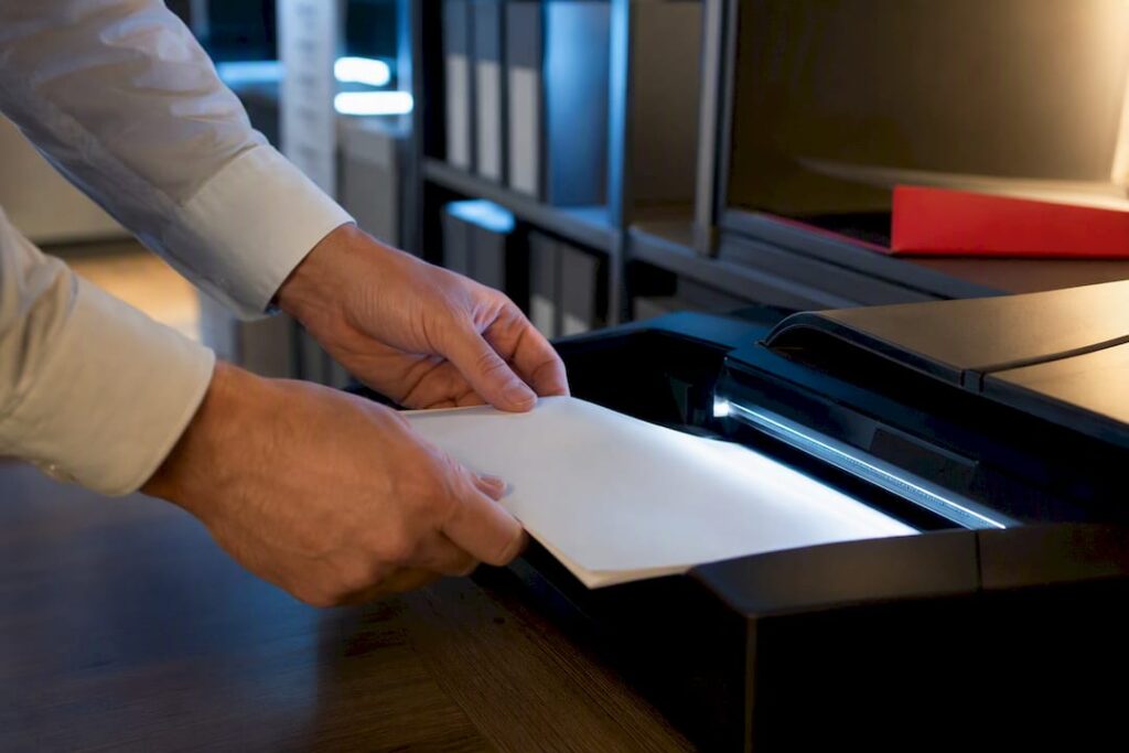 Mãos escaneando documento em processo automatizado