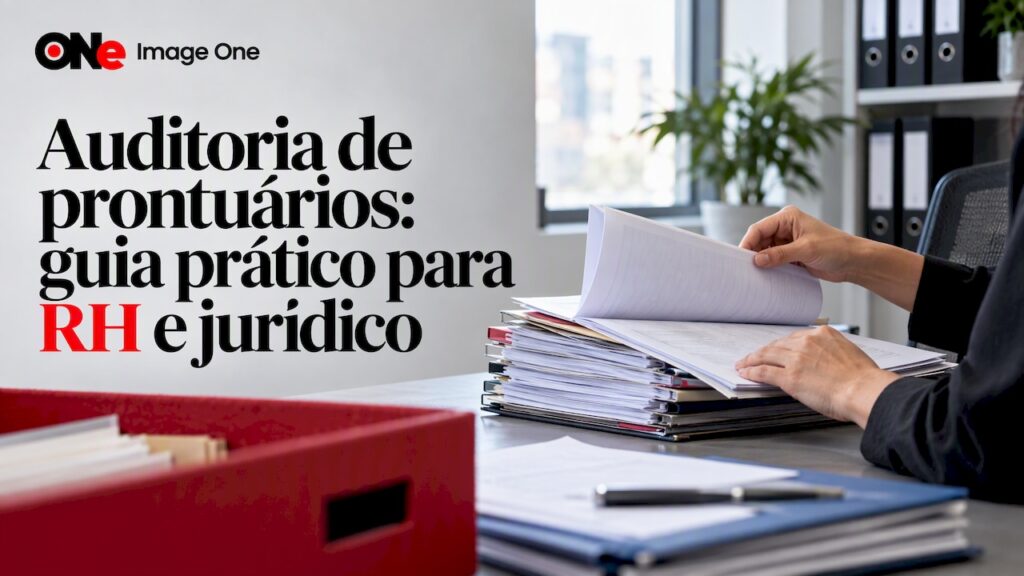 Auditor analisando prontuários empresariais